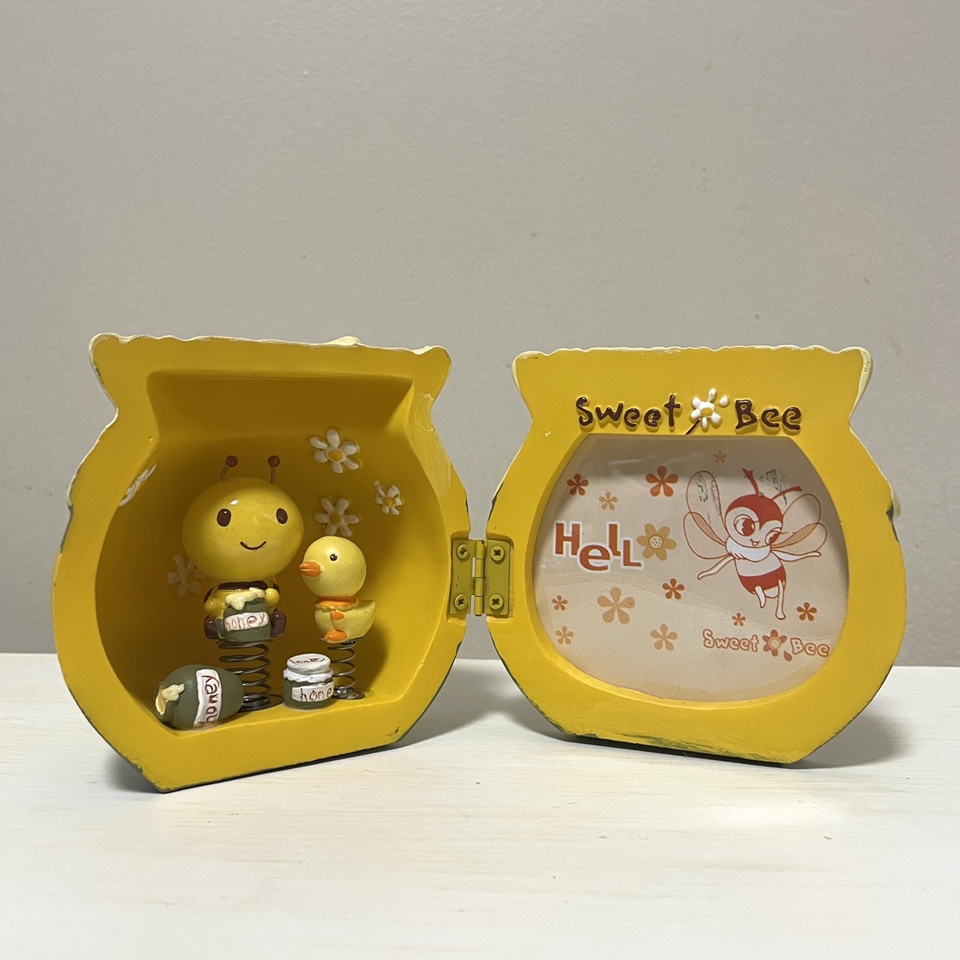Sweet Bee Figurine picture frame