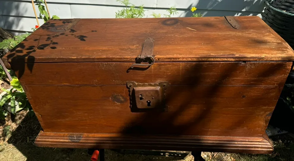 Antique Wooden Chest image indicator(2)