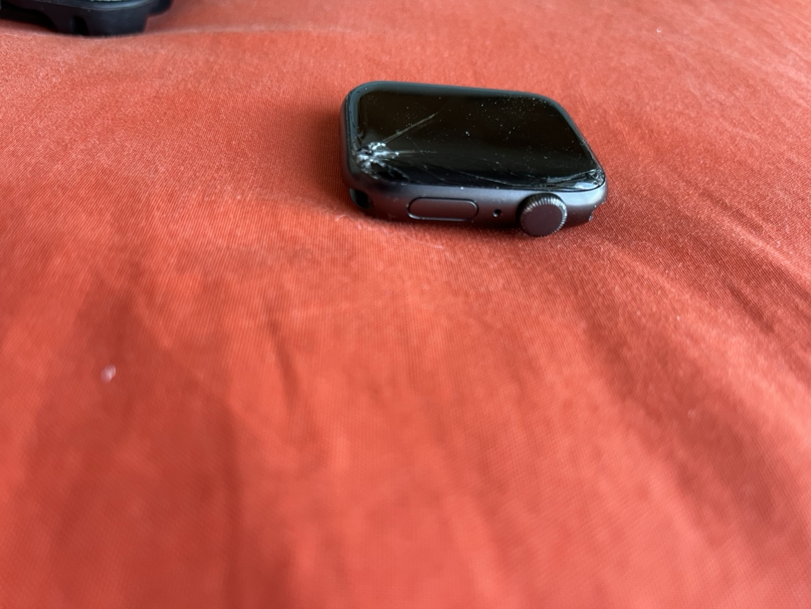 Cracked Apple Watch Series SE - photo 5