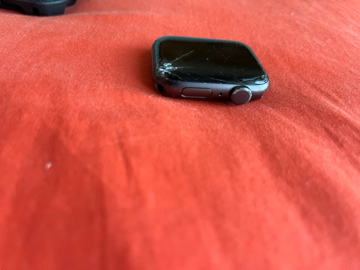 Cracked Apple Watch Series SE image indicator(5)