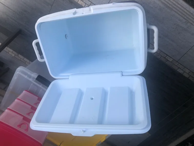 Large Igloo Cooler and 3 storage containers image indicator(4)