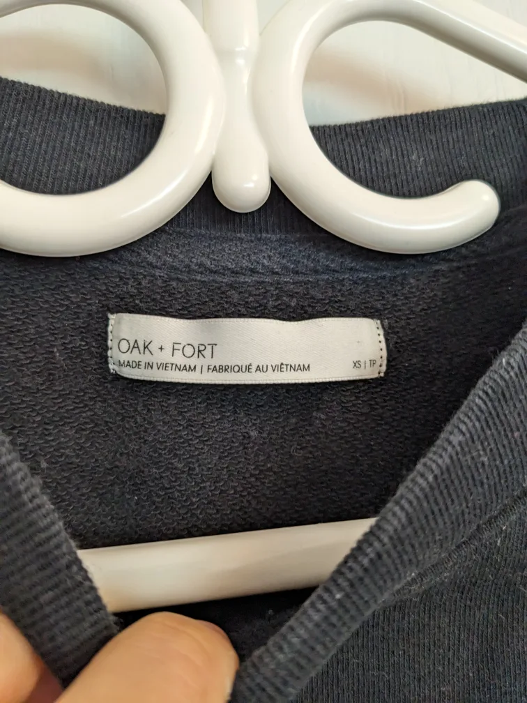 oak and fort cropped black sweater image indicator(3)