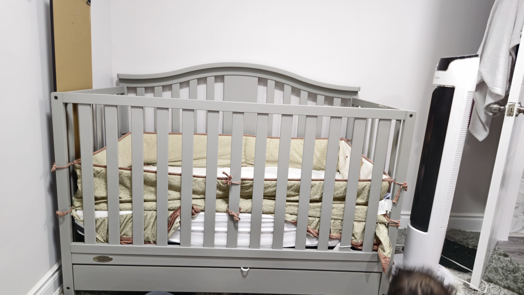 4 in one graco crib with mattress - photo 2