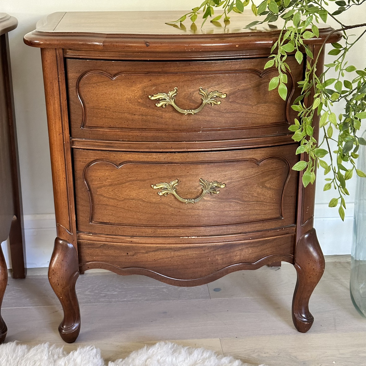 Set of two traditional wood nightstands with two drawers - photo 2