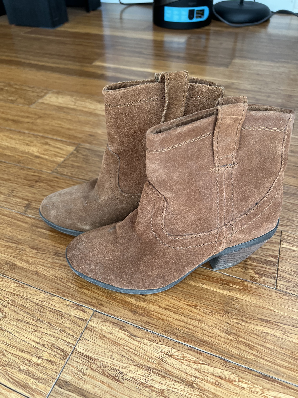 Short faux suede boots size 6.5 🧡