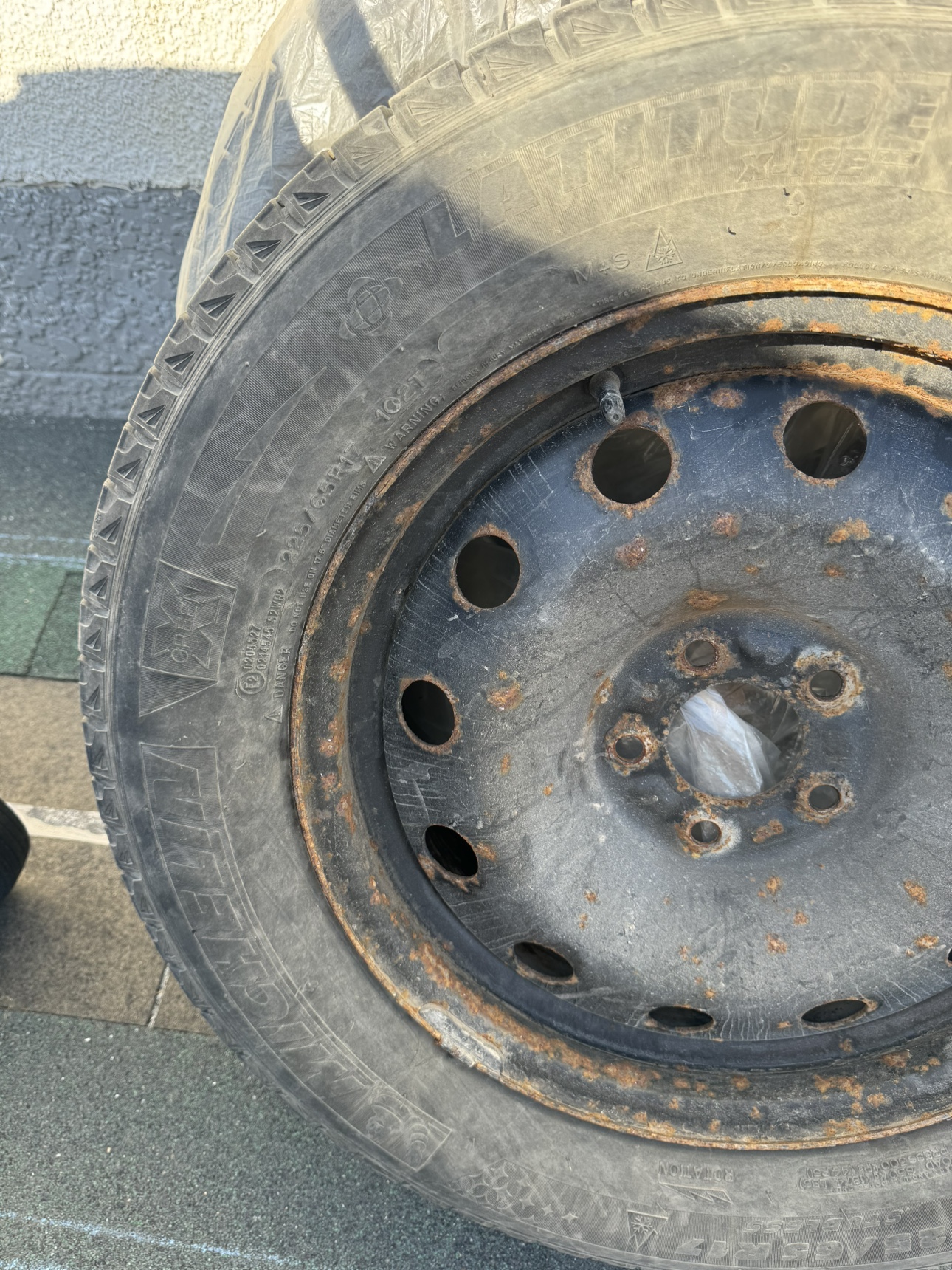 225/65R17 Used Michelin Winter Tires with Steel Rims - photo 3