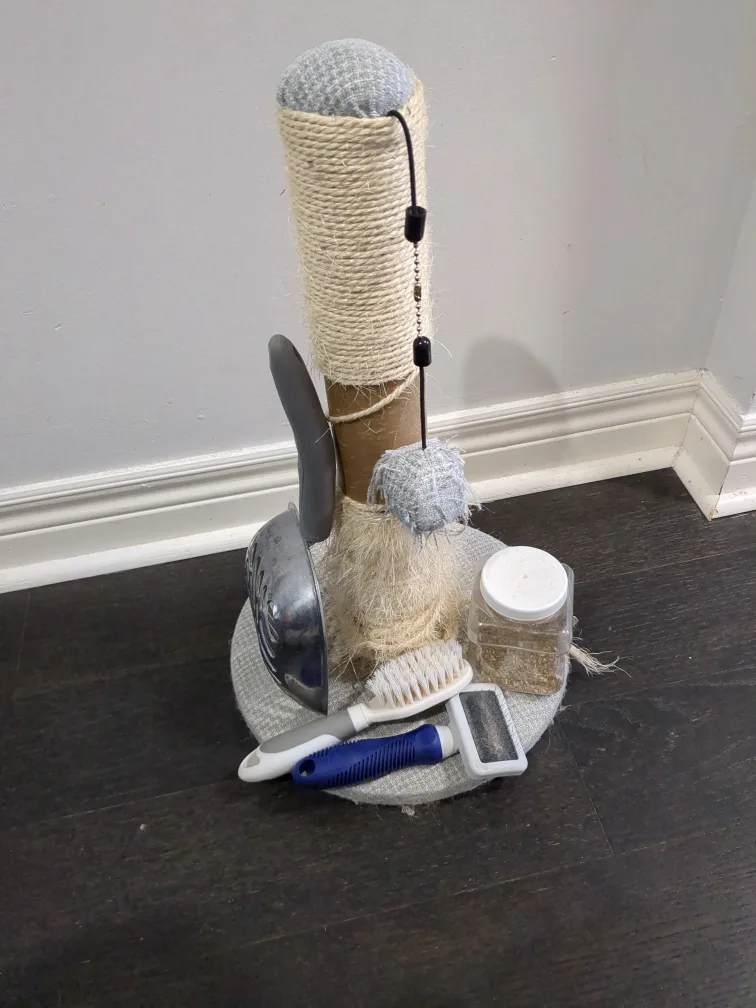Cat Scratching Post and Accessories #freecycle thumbnail