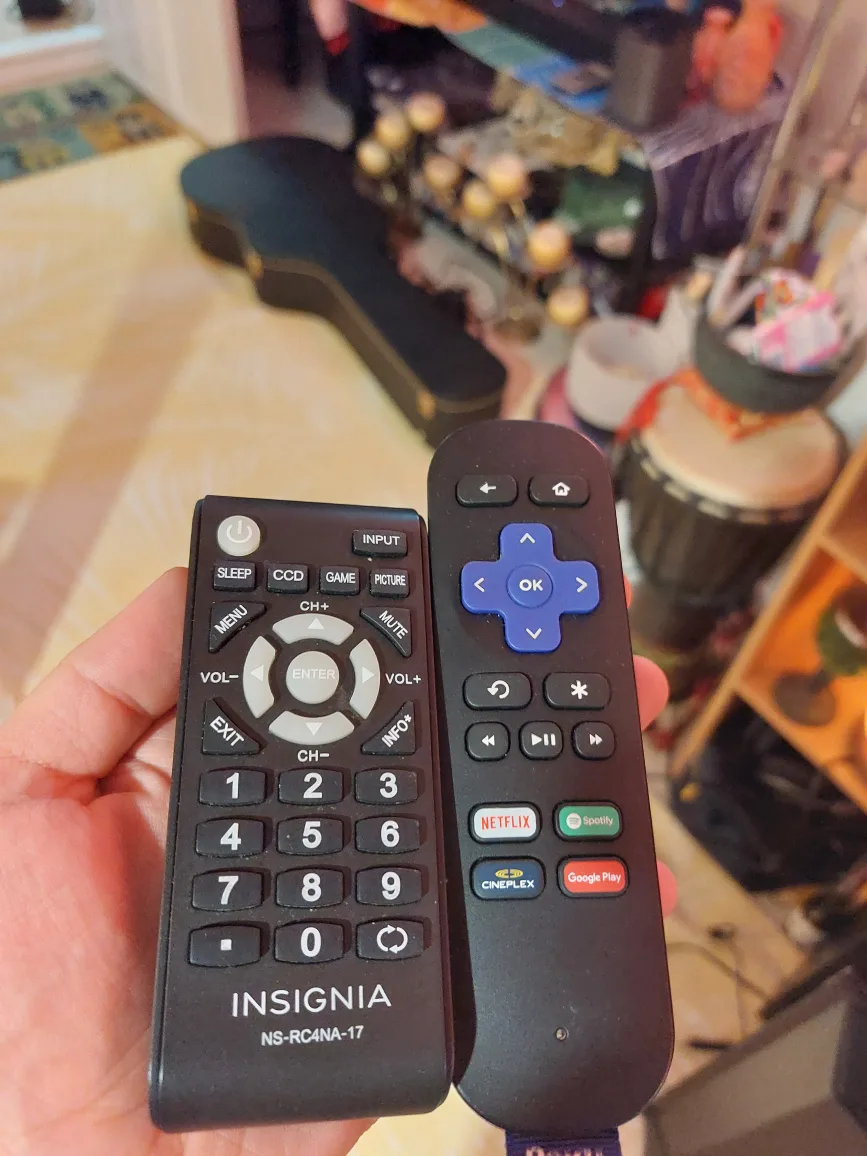 Insignia 40" inch LED TV 1080p HD with Roku Stick image indicator(4)