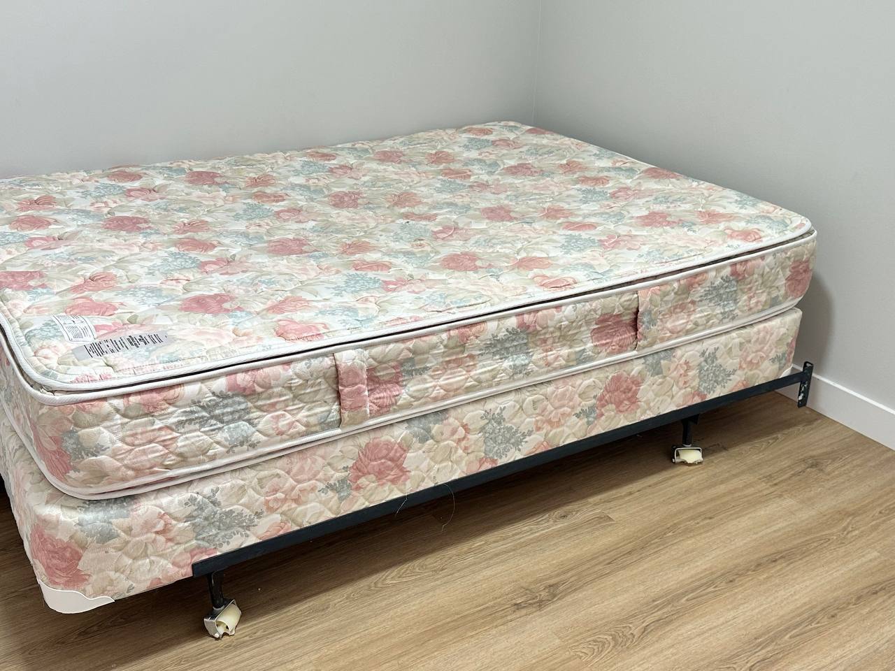 Double Bed 1.35x190m + mattress and pillows and Blanket - photo 2