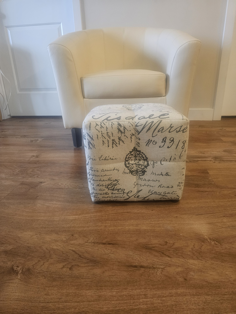 2 Cream Armchairs and 2 Ottoman - photo 3
