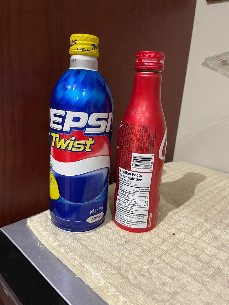 Pepsi Twist and Coca-Cola Cans image indicator(2)