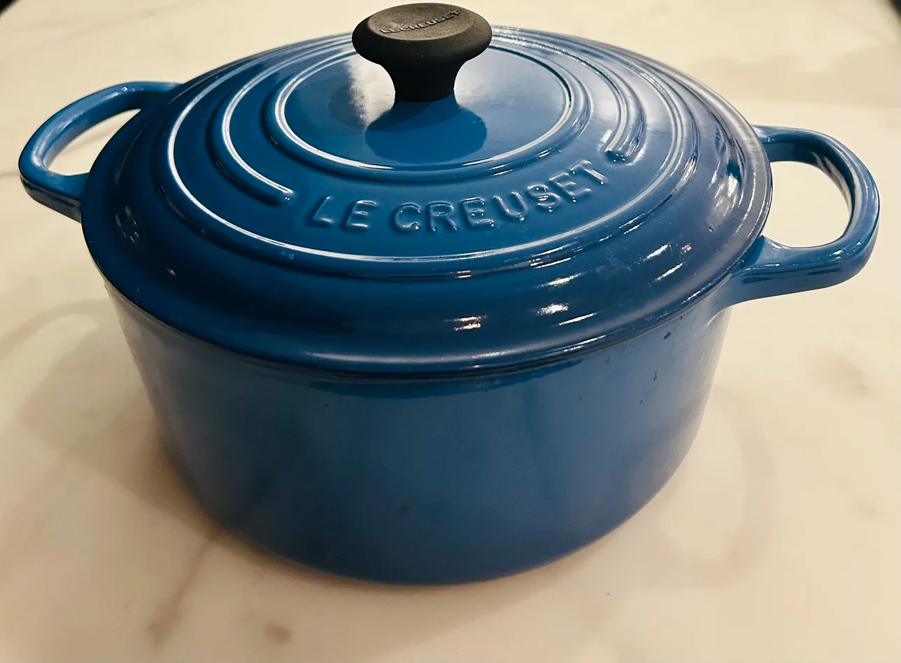 Blue Le Creuset Dutch Oven pot. image indicator(3)