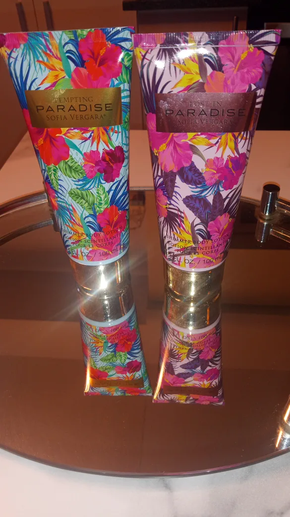 🎄🎄🎄Sofía Vergara Perfumes/Body Lotions with mirror tray. image indicator(8)