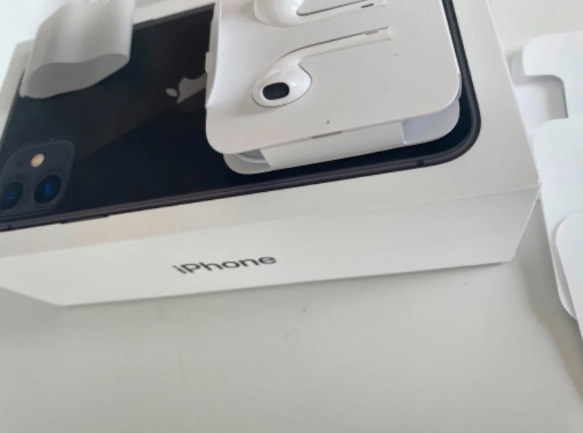 Wired Apple Earbuds with Lightning Connector image indicator(2)