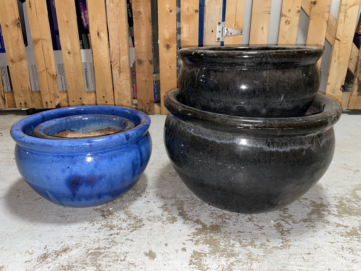 Selection of ceramic/earthenware pots (2 colours)