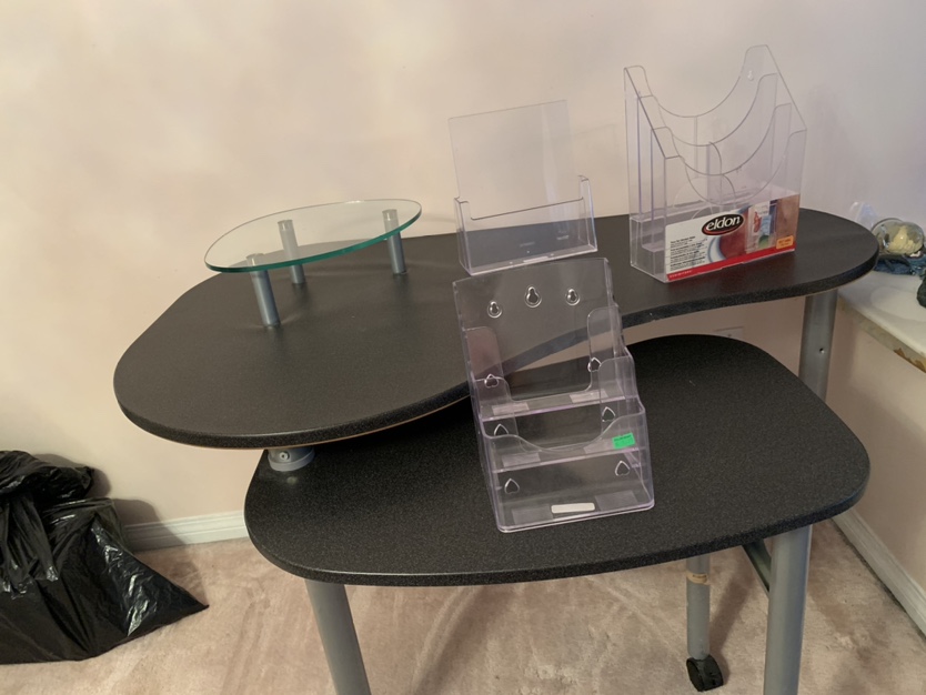 Expandable desk