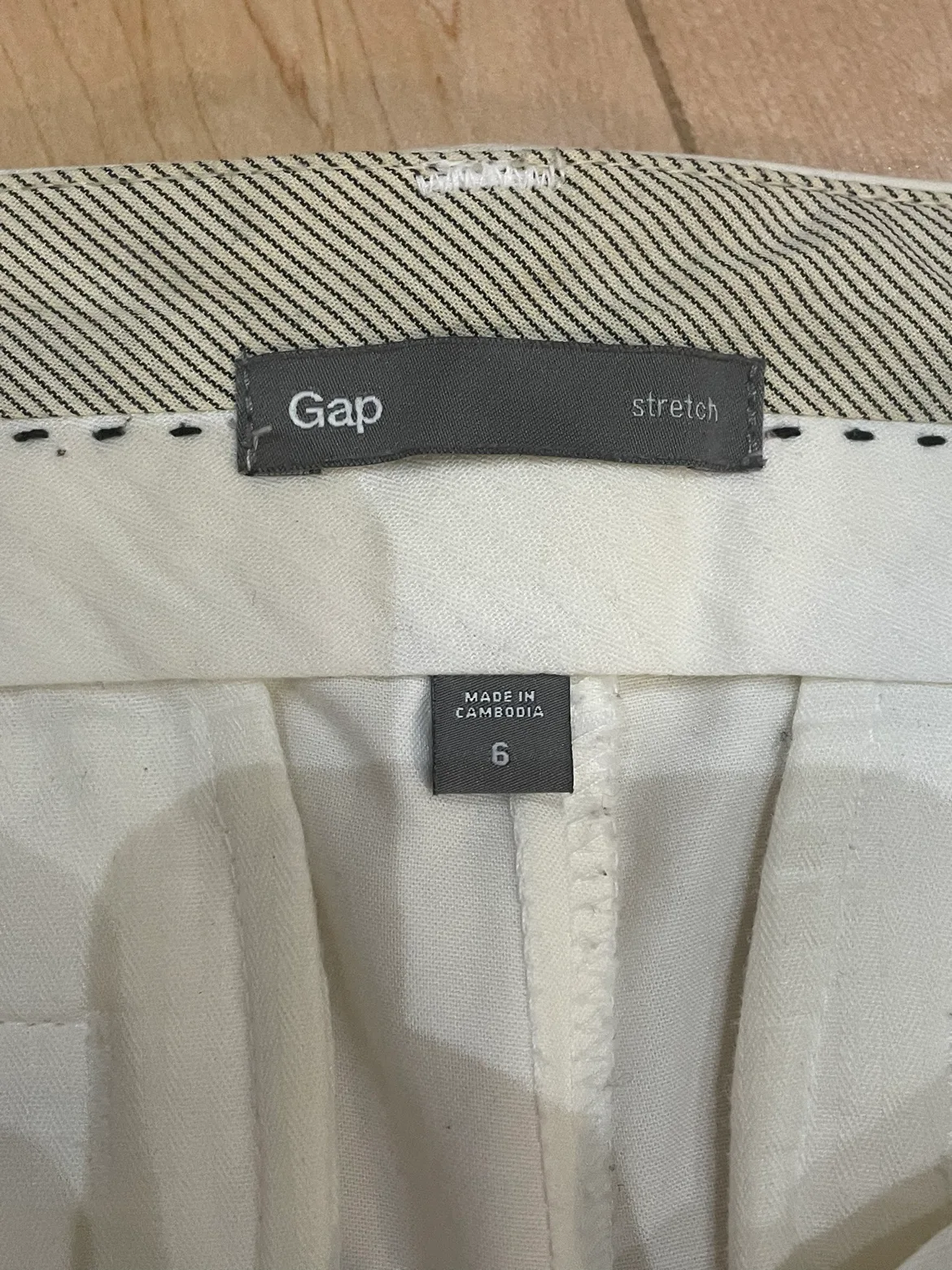 Gap White Capri Pants Size 6 image indicator(2)