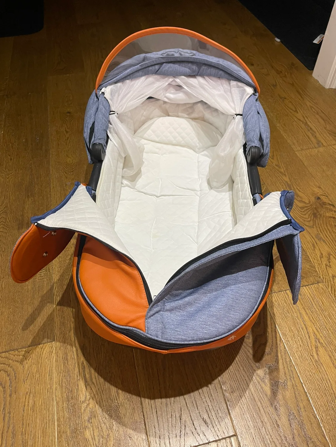 Shell baby stroller with bassinet and a diaper bag image indicator(6)