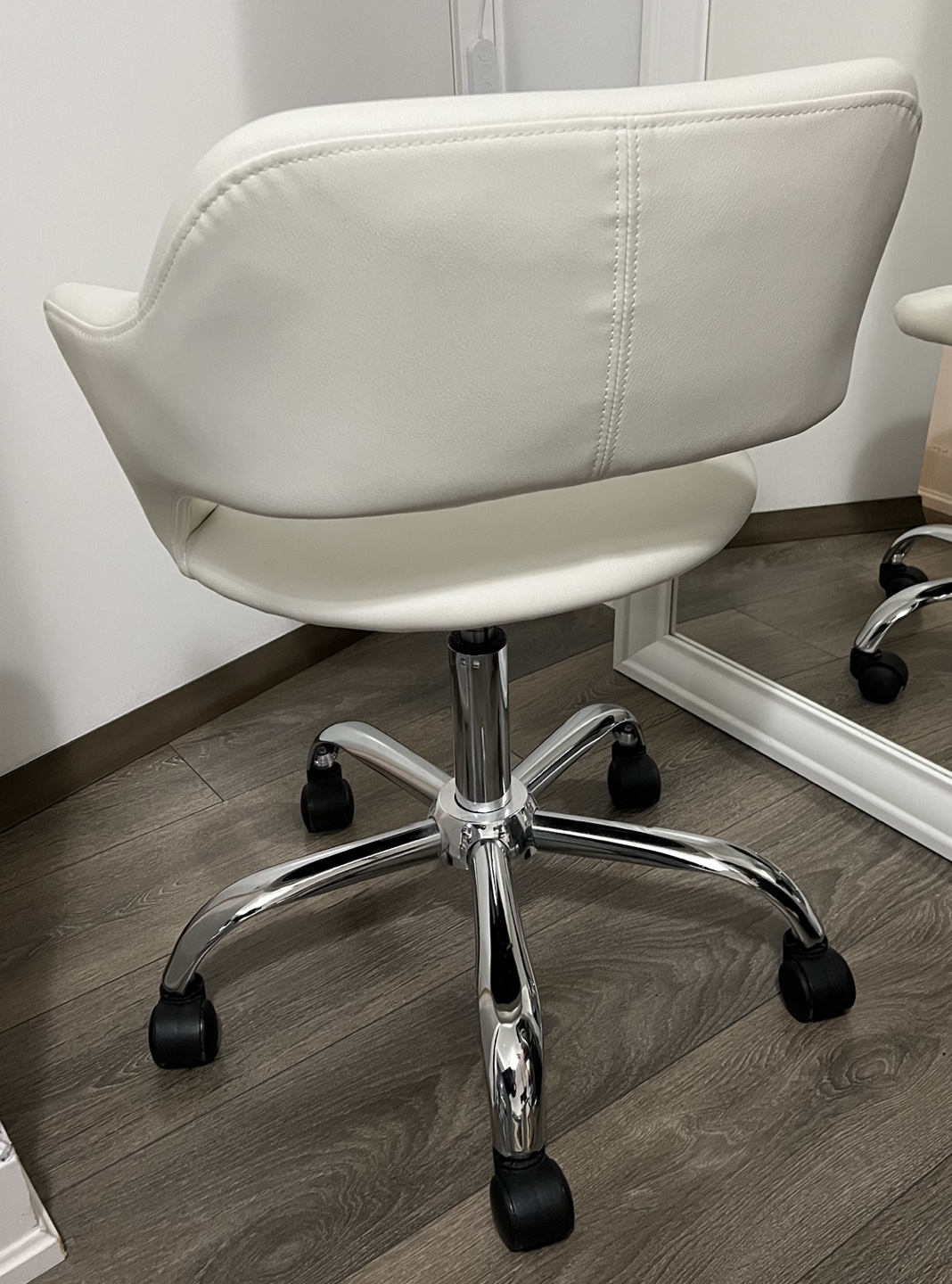 White Swivel Office Chair - photo 5
