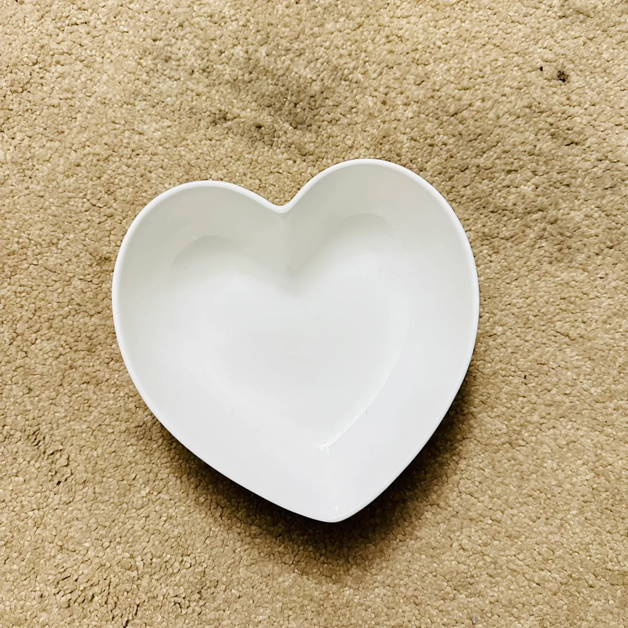 White Heart-Shaped Dish thumbnail