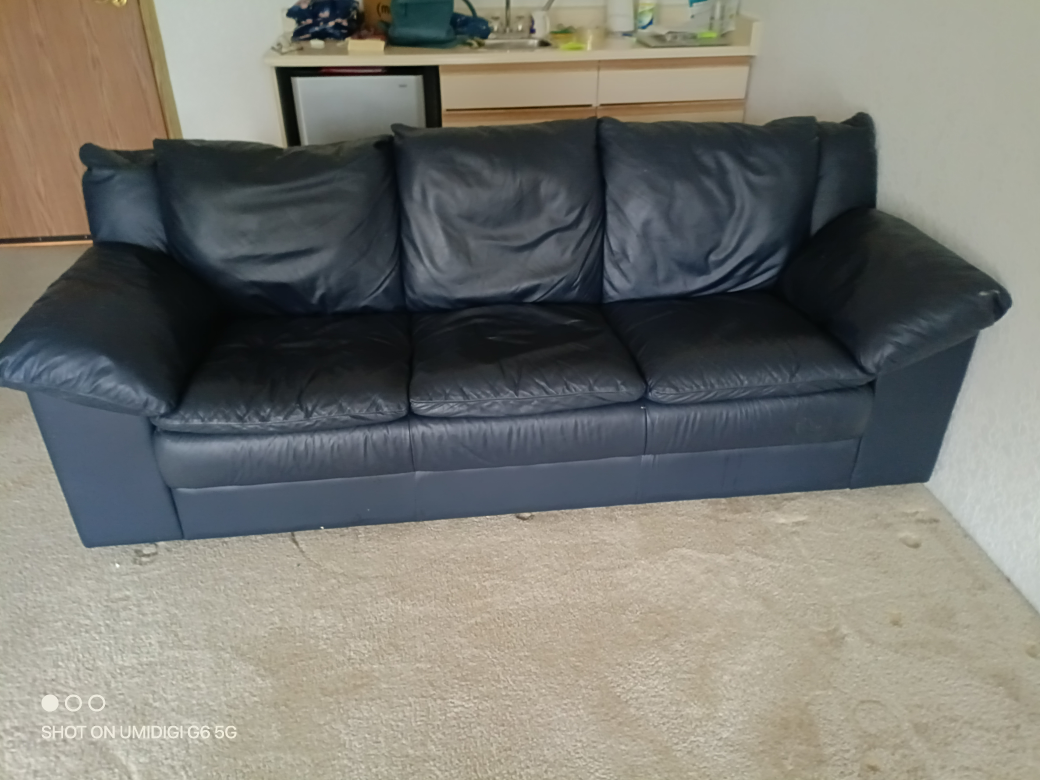 Beautiful large, dark navy leather sofa. - photo 2