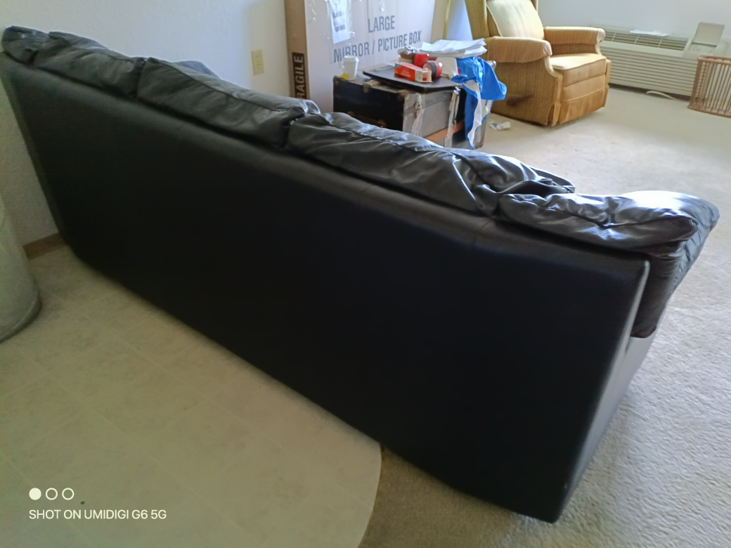 Beautiful large, dark navy leather sofa. - photo 3