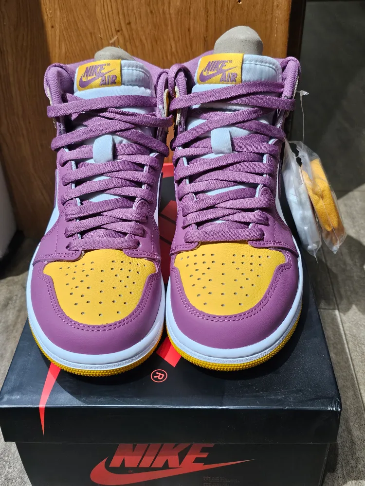 Air Jordan 1 Retro High OG "Brotherhood" thumbnail