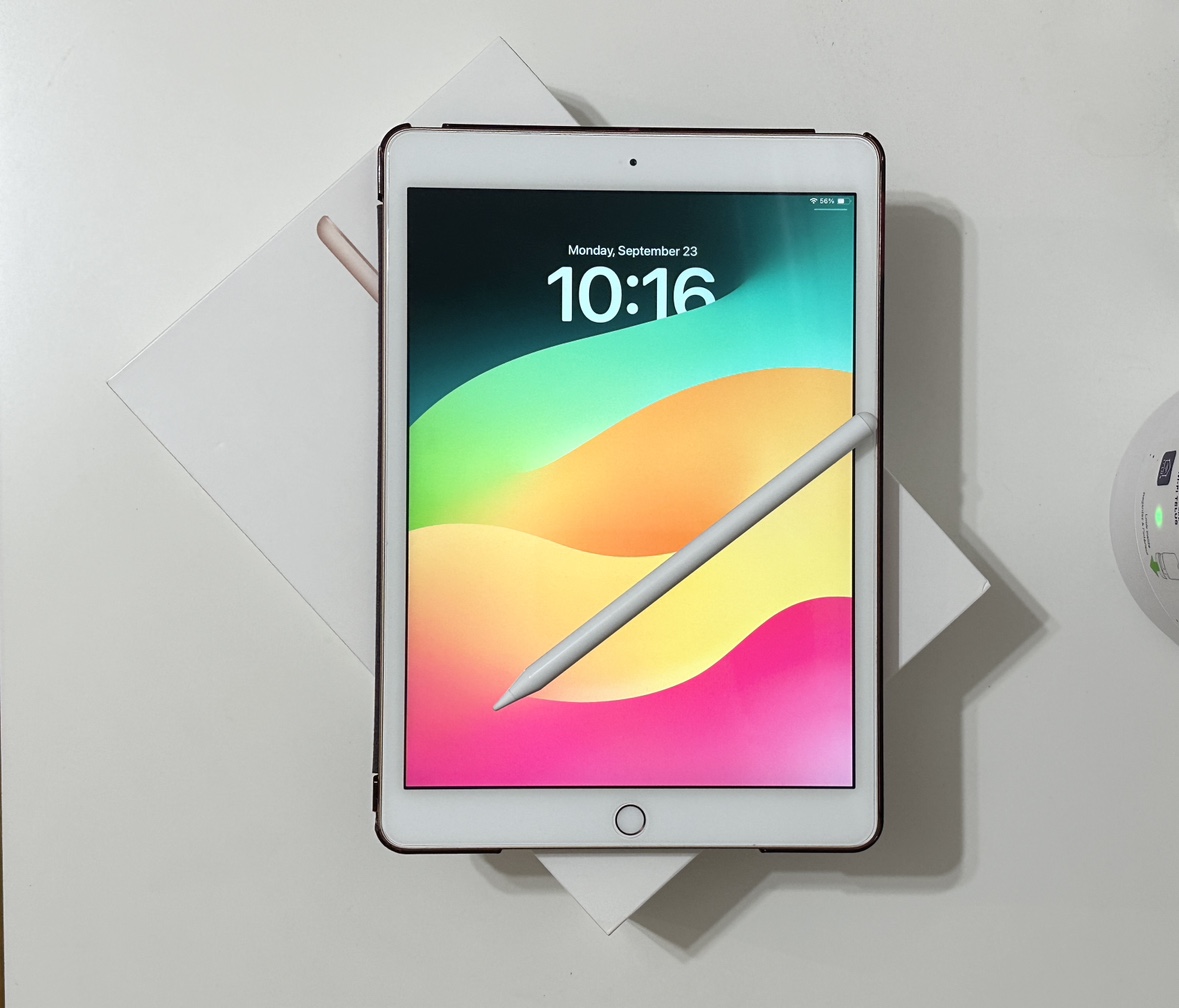 iPad 7th gen Gold Brand new with pen