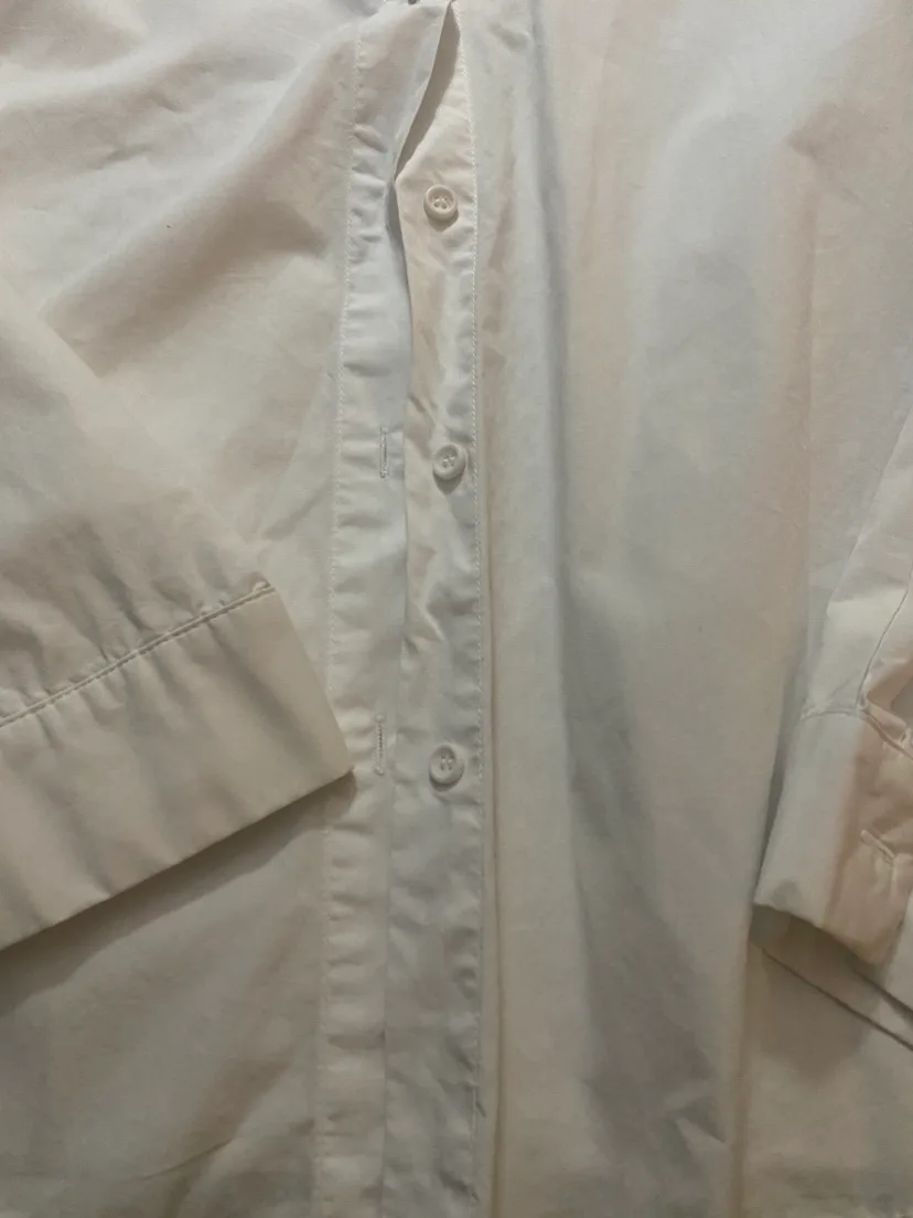 White Collar Blouse with adjustable cuffs buttons. image indicator(3)