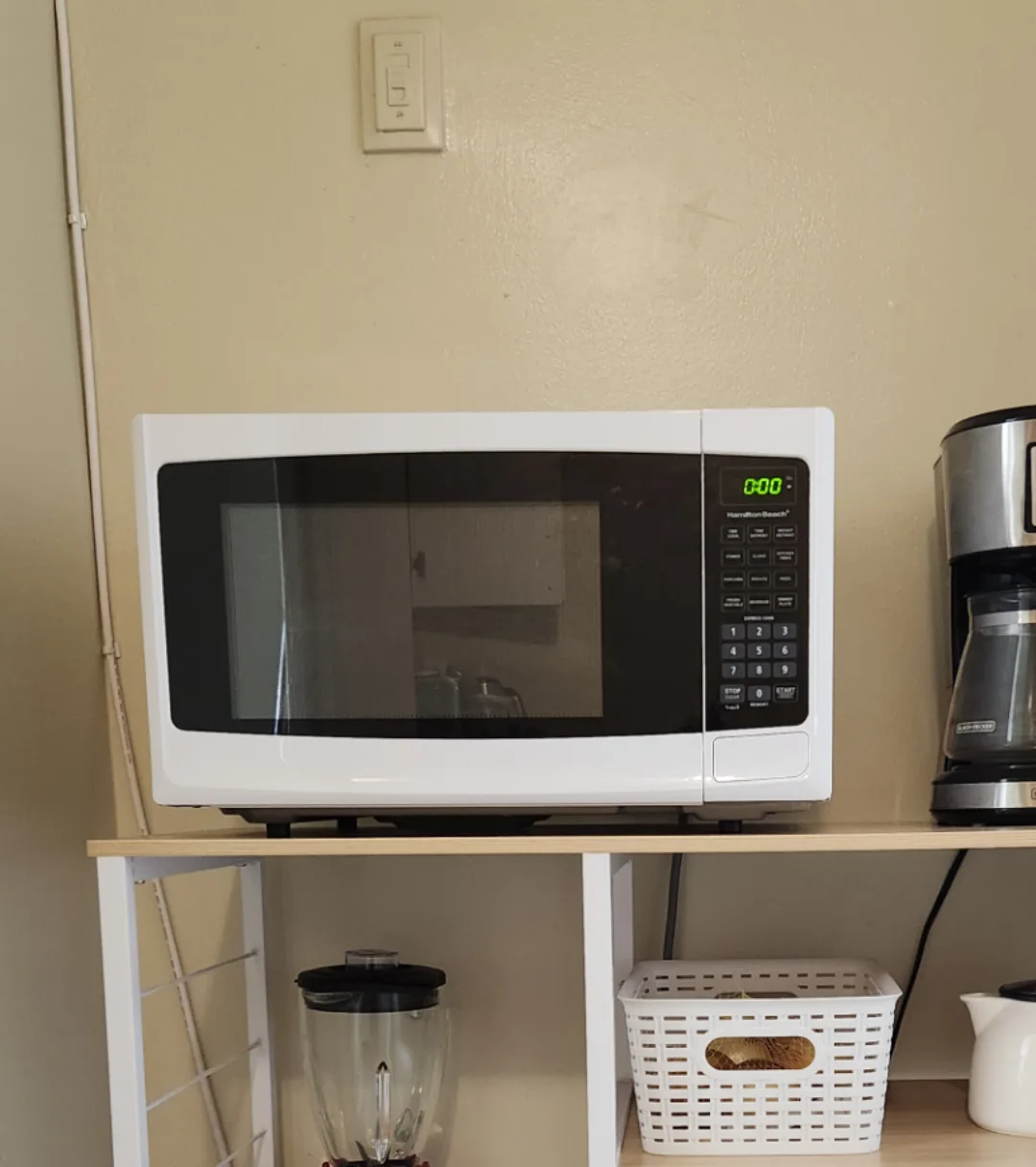 Moving out selling: Microwave thumbnail