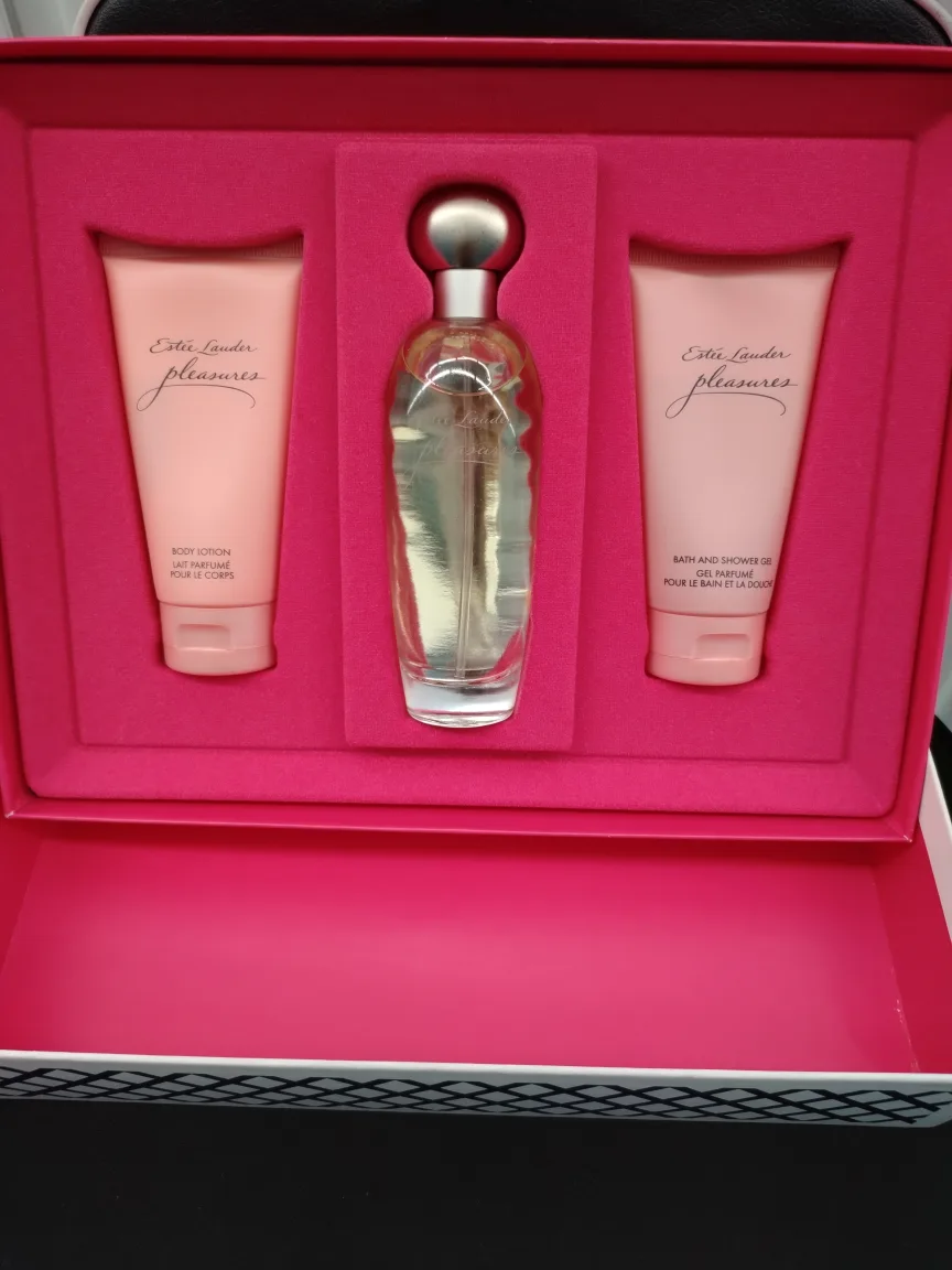 Estée Lauder Pleasures Gift Set image indicator(2)