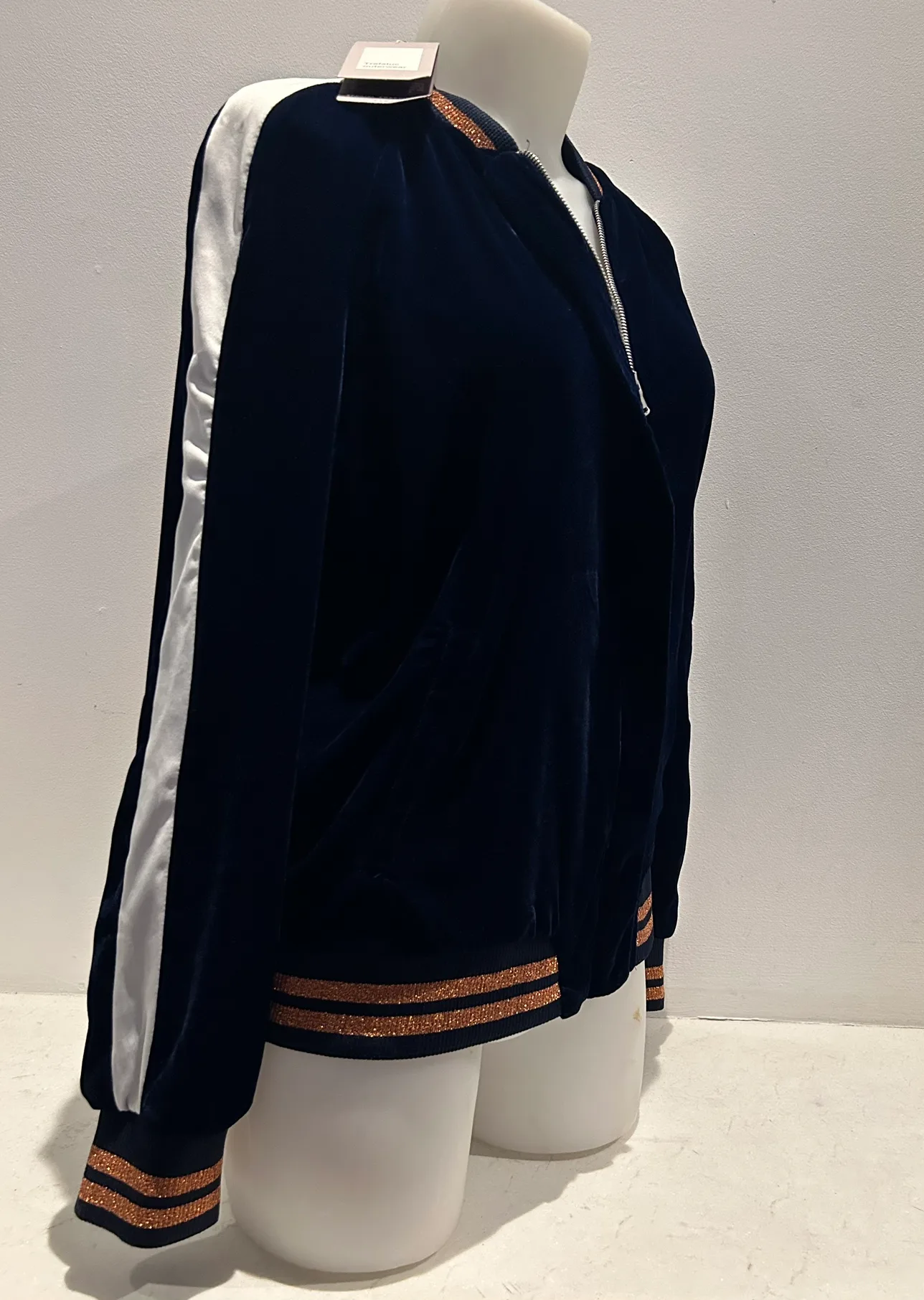 New with tags Zara velvet flower jacket image indicator(8)