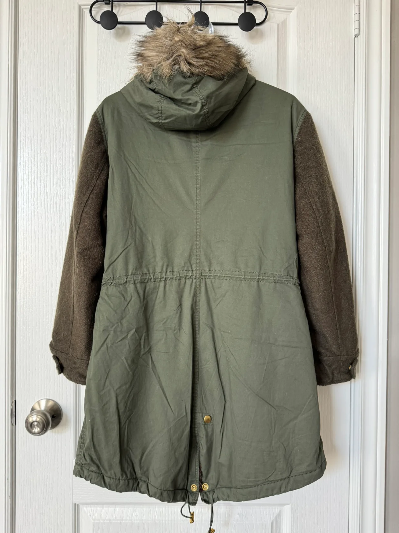 izzue Women’s Green Winter Parka with fleece lining image indicator(3)