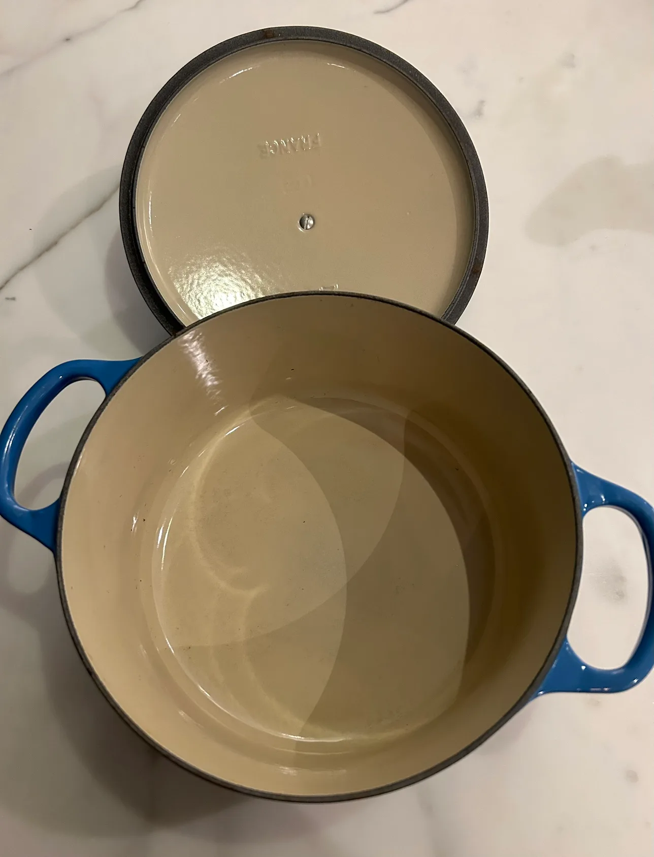 Blue Le Creuset Dutch Oven pot. image indicator(4)