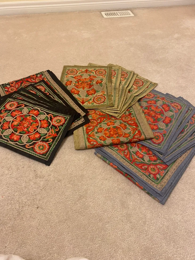 Embroidered Table runner & Placemats set thumbnail