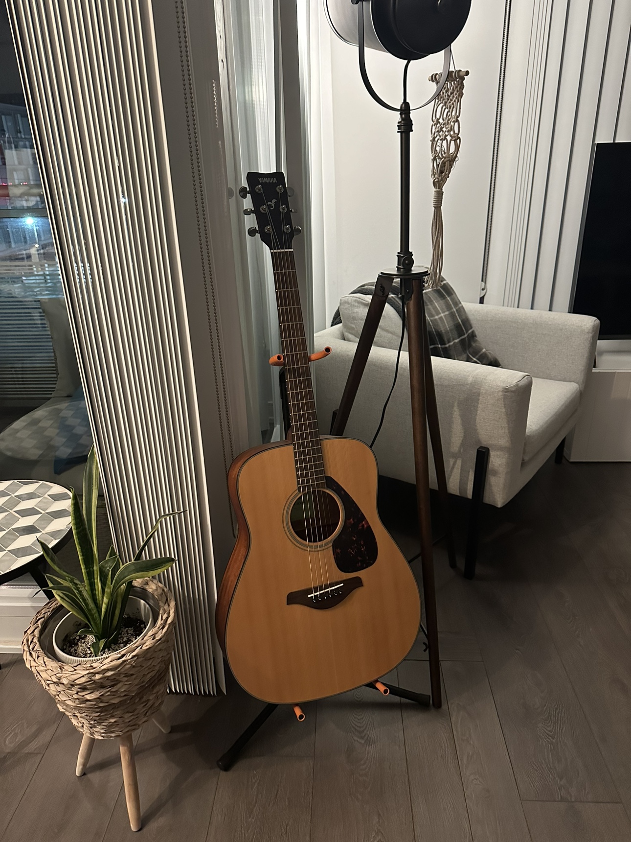Yamaha Acoustic Guitar with Stand (Great condition!)