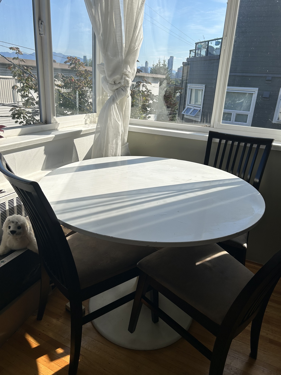 IKEA White Round Dining Table w 4 Chairs