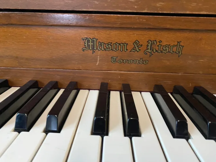 Mason & Risch Upright Piano image indicator(2)
