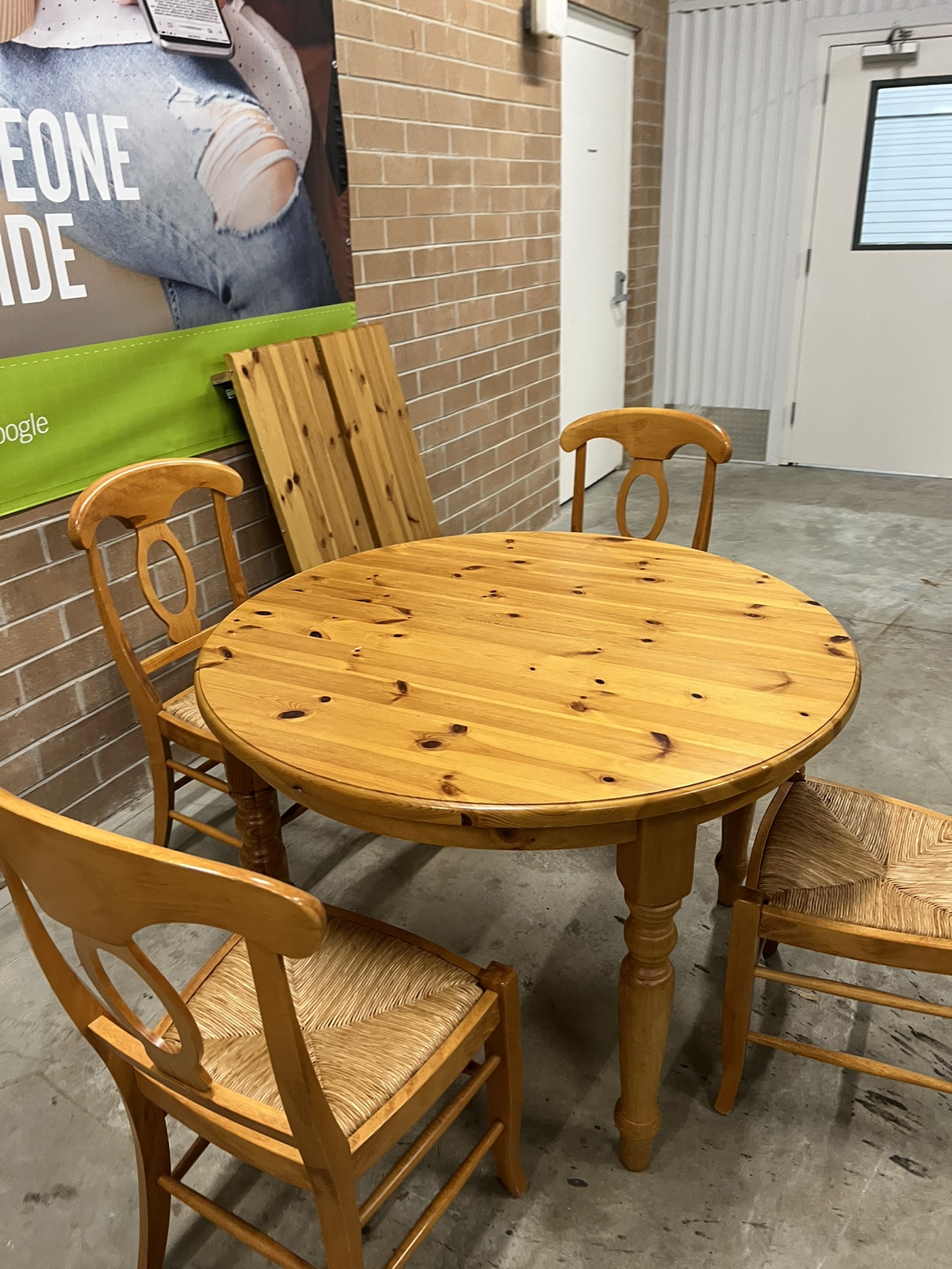 Round Table w/4 Chairs and 2 leaves - photo 2