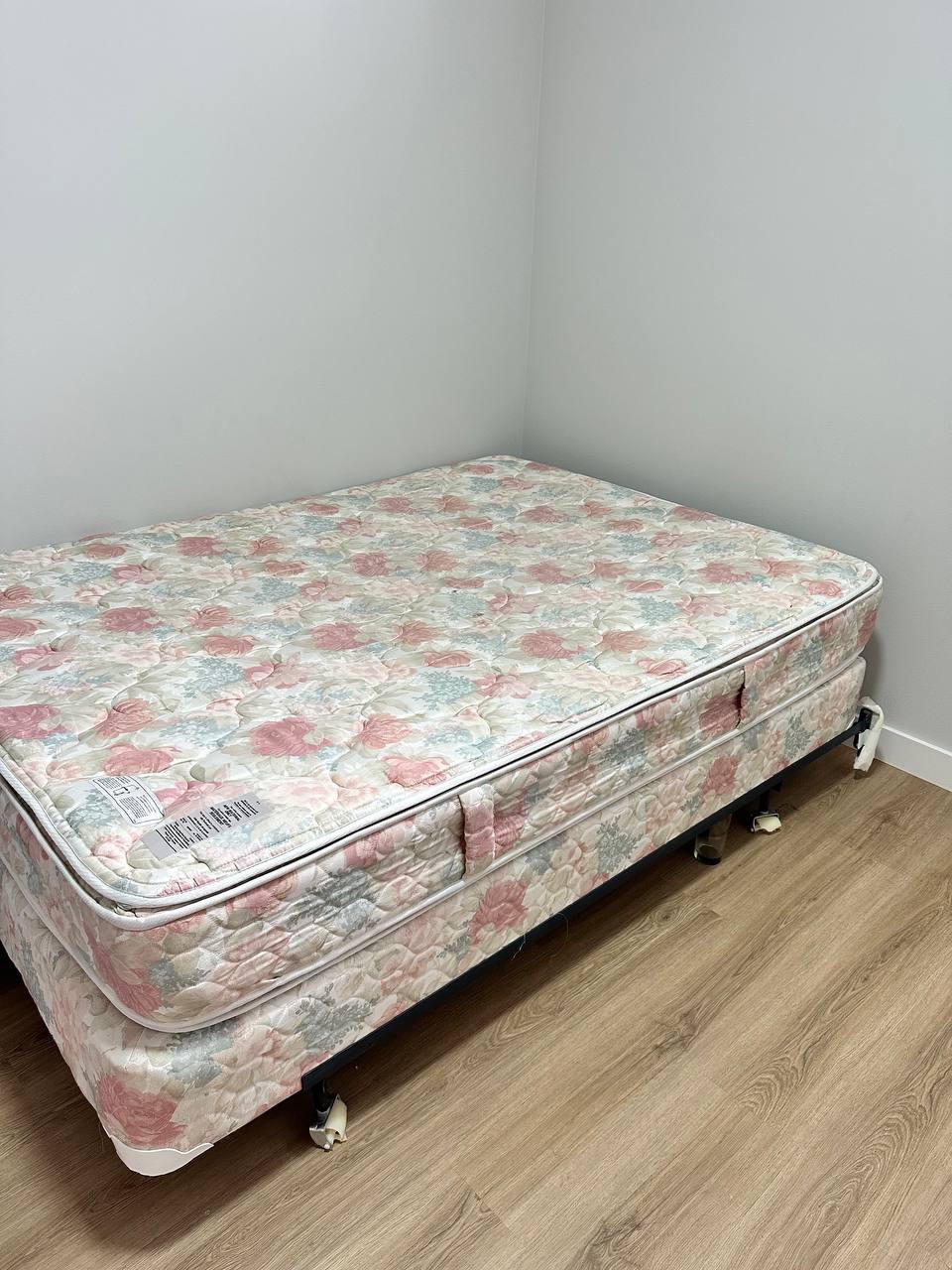 Double Bed 1.35x190m + mattress and pillows and Blanket - photo 3