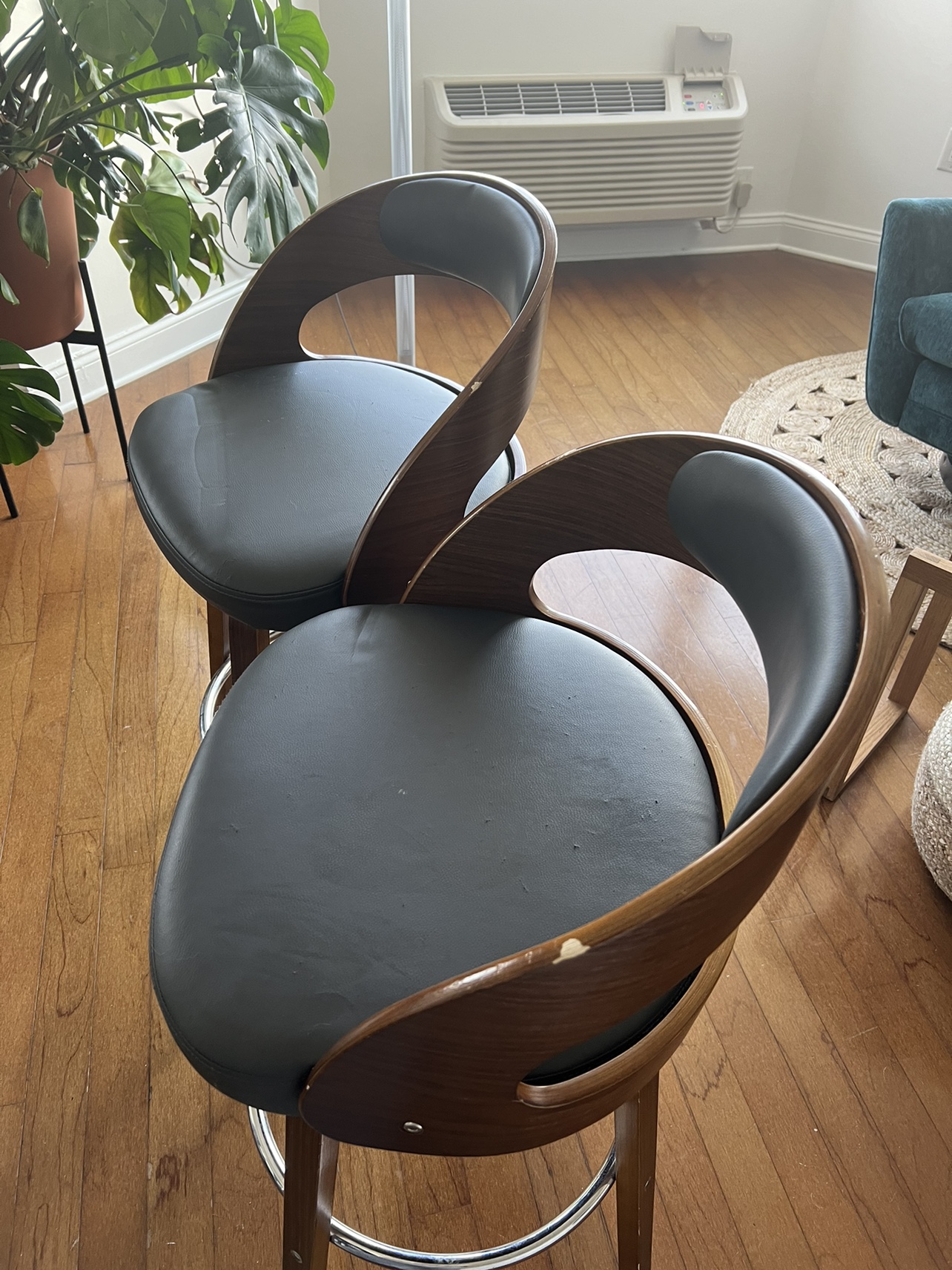 Swivel Bar Stools - photo 2