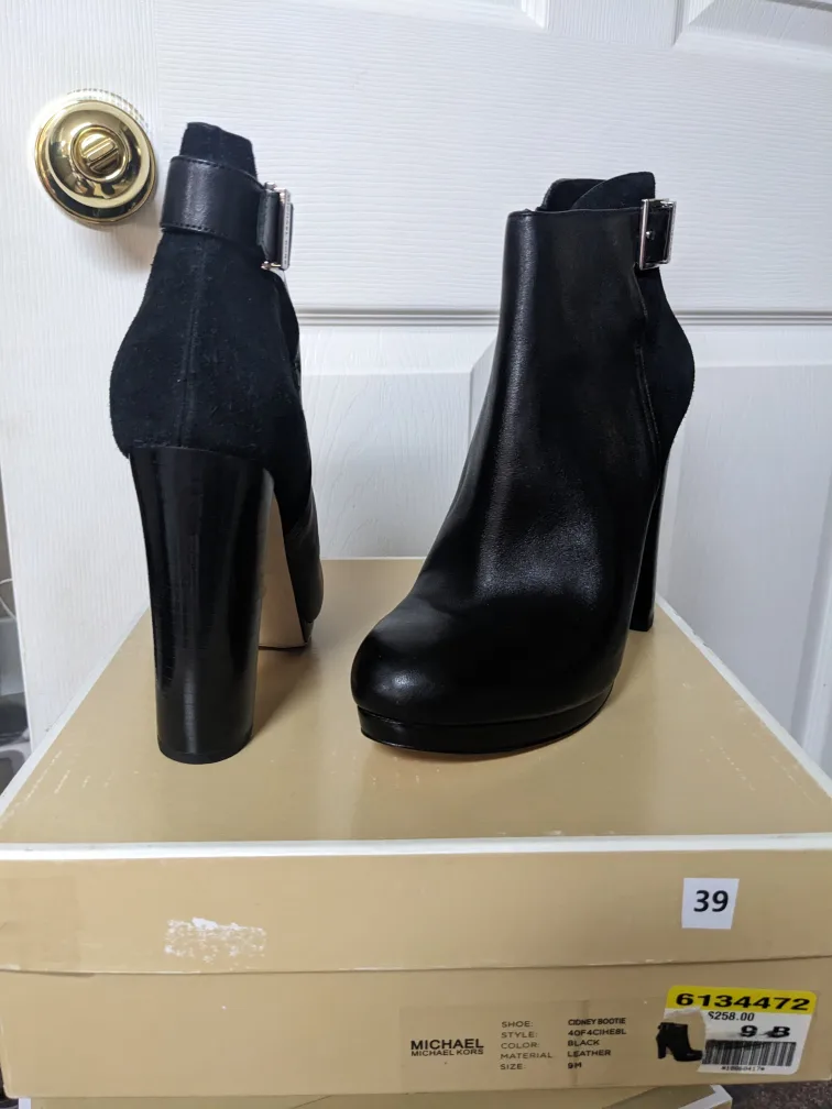 Michael Kors Black Leather Ankle Boots image indicator(2)