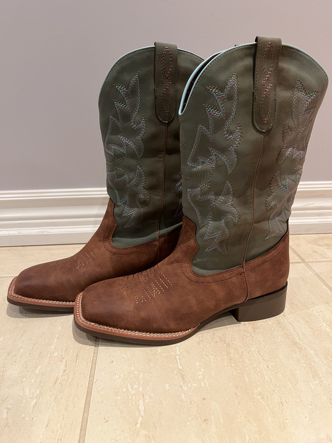 Women's Cowboy Boots (size 39 EU/ size 9 US)