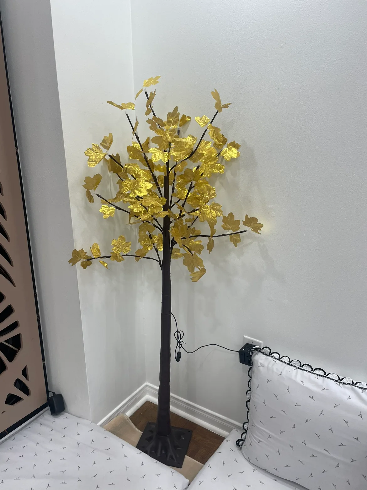 Golden maple leaf Tree with Lights image indicator(10)