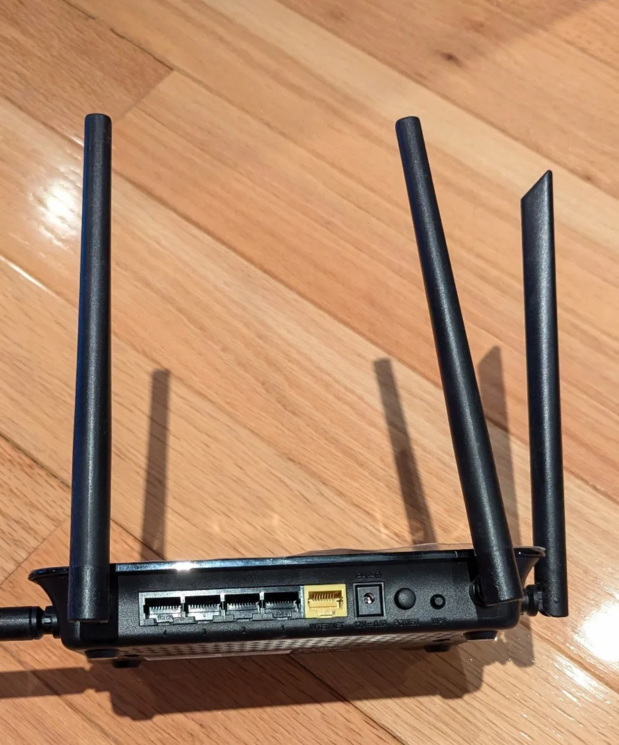 Dlink AC1200 dual band router with high-gain antennas image indicator(5)
