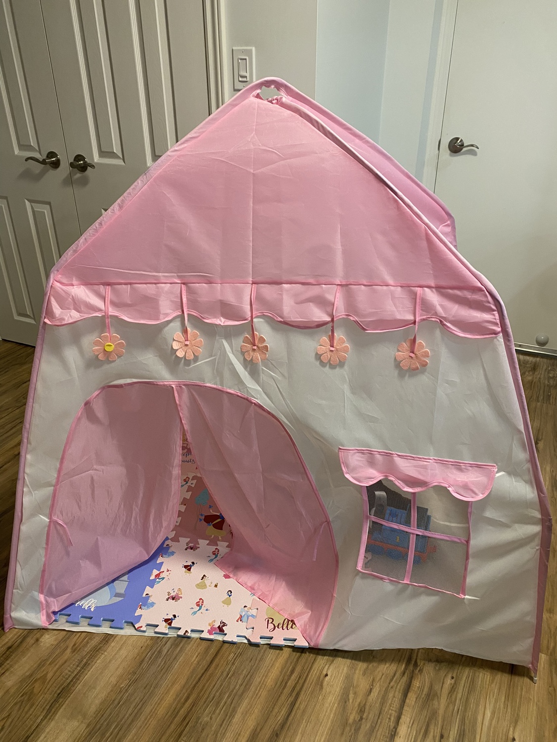 Kids play tent