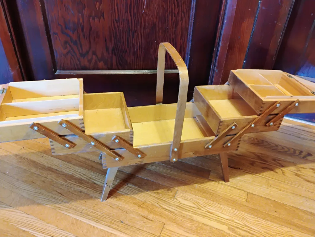 Midcentury Vintage Sewing Box image indicator(2)