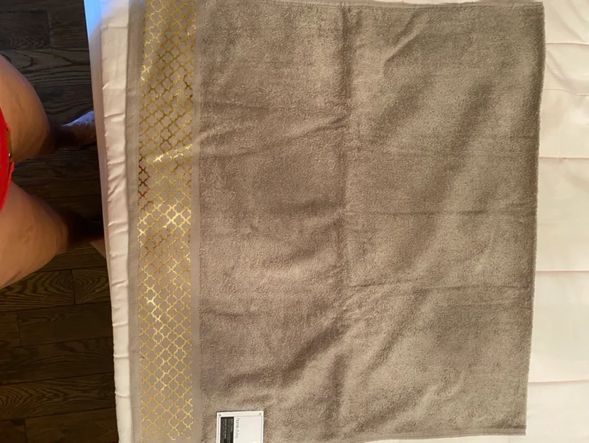 Single Brown Bath Towel with Gold Trim 🥕 image indicator(2)