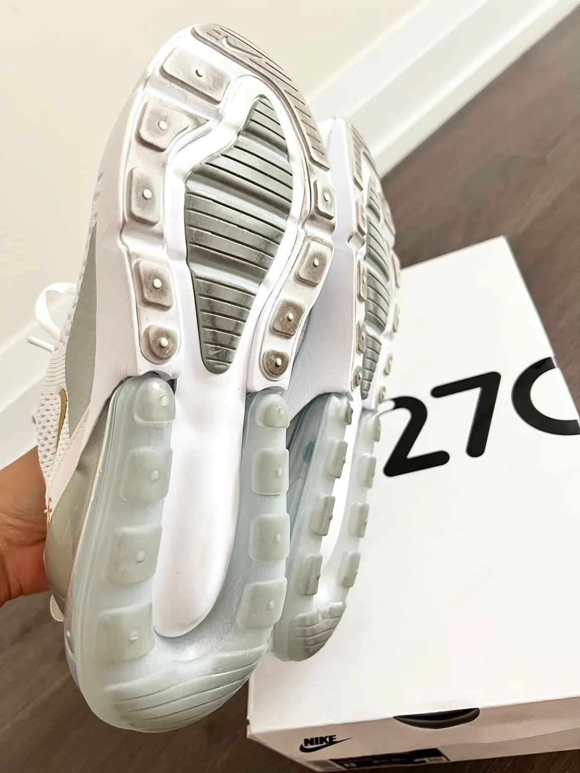 Nike Women’s Air Max 270 White / Metallic image indicator(6)