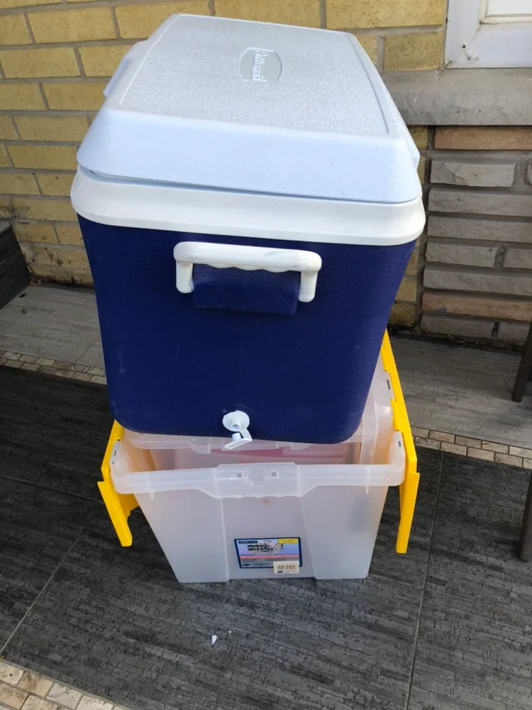 Large Igloo Cooler and 3 storage containers image indicator(2)